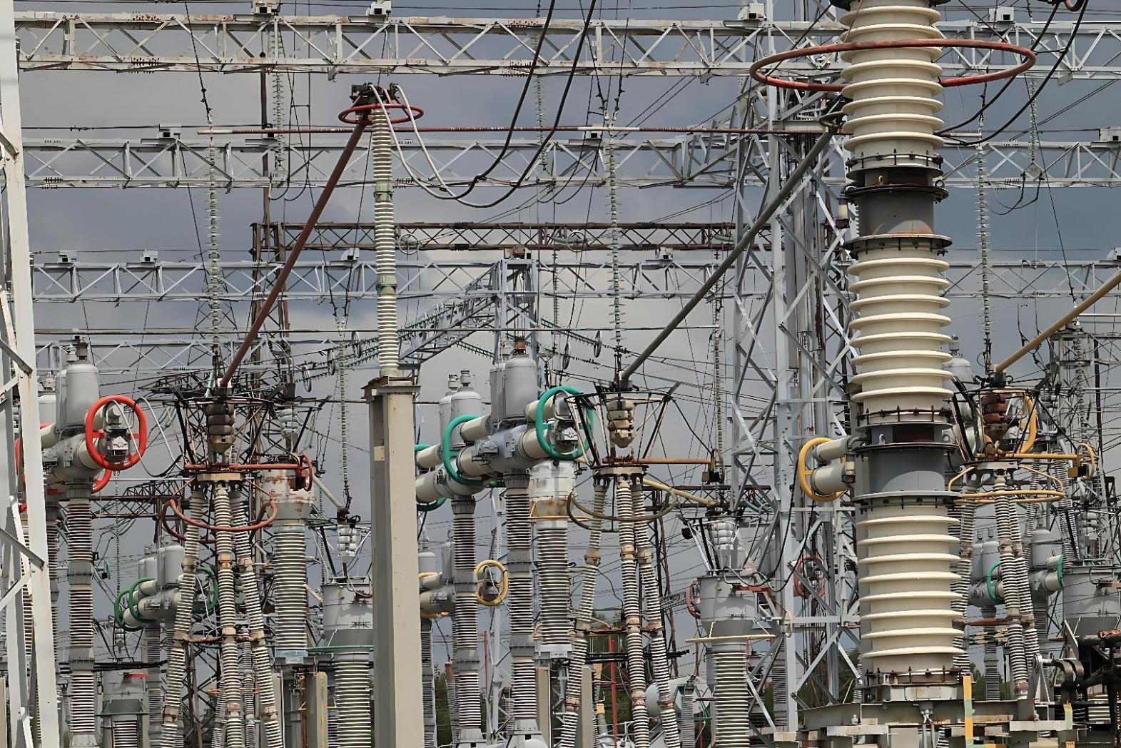 Étudiant travaillant sur un schéma de circuit électrique